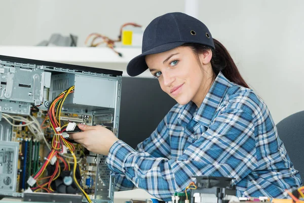 Riparazione fai da te di una scheda madre — Foto Stock