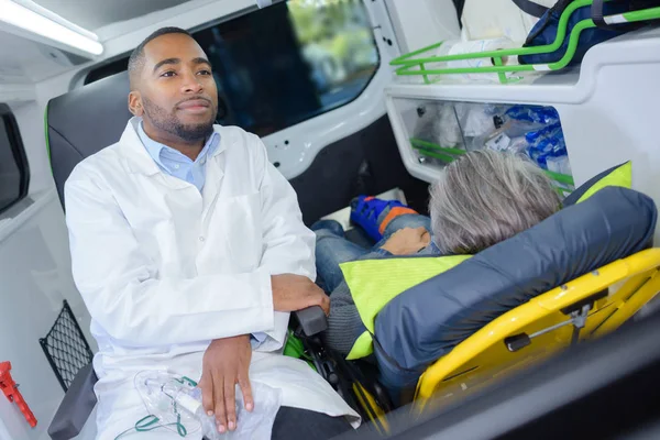 Permanecer junto al paciente dentro de la ambulancia —  Fotos de Stock