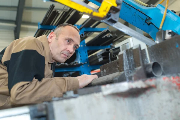 Industriële fabrieksarbeider en metaal — Stockfoto