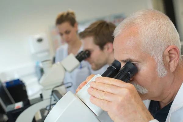 Starší muž výzkumník provádění vědeckého výzkumu v laboratoři — Stock fotografie