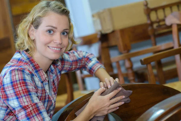 Ganska ung kvinnlig snickare målning en tabell — Stockfoto