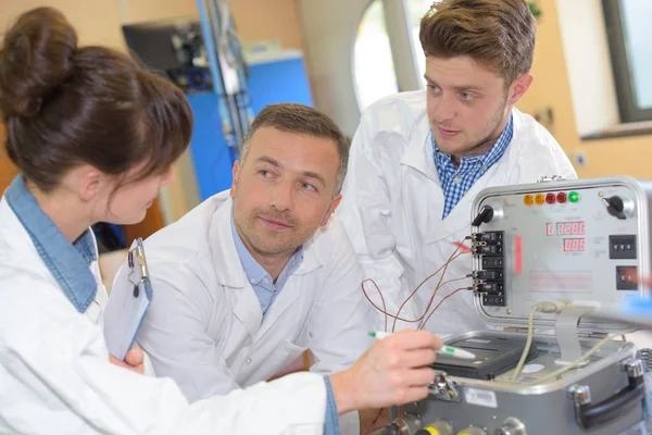 Students in electrical engineering course training with teacher — Stock Photo, Image