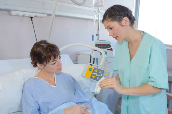 Jovem no hospital — Fotografia de Stock