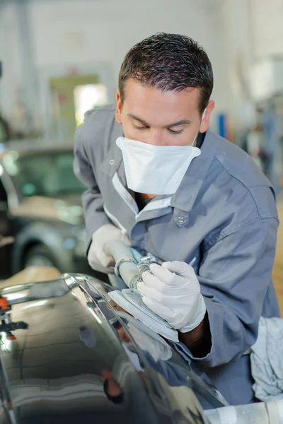 Man polishing car and adult — Stock Photo, Image