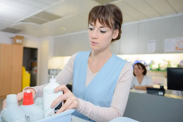 Kobiece czyszczenia w mundurze przygotowanie urządzenia do sprzątania w szpitalu — Zdjęcie stockowe