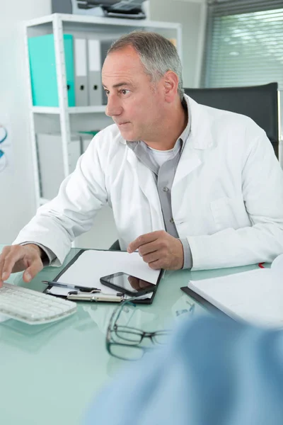 Médico em seu escritório — Fotografia de Stock