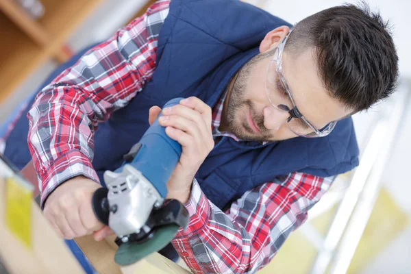 Carpentiere macinazione assi di legno in officina — Foto Stock