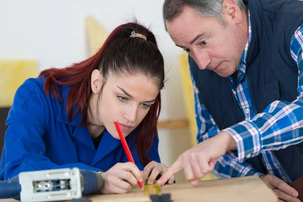 Unga snickare märkning plywood — Stockfoto