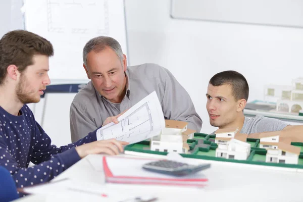 Professeur avec des étudiants en école d'architecture — Photo