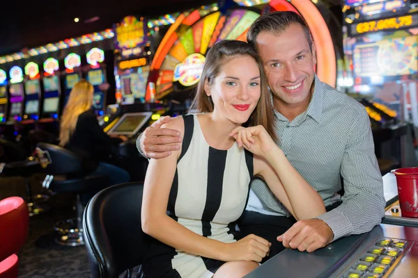 Portrét páru na casino automat — Stock fotografie
