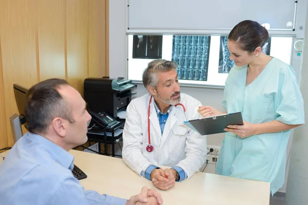 Assistente médico trazendo o registro — Fotografia de Stock