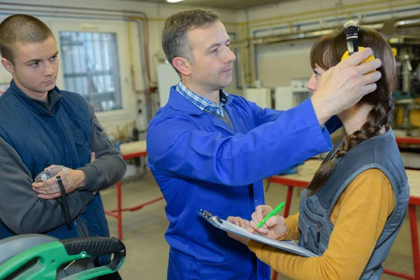 Maestro explicando a los trabajadores por qué usar equipo protector —  Fotos de Stock