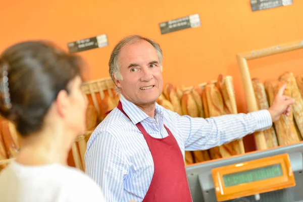 Travailleur de boulangerie et abondance — Photo