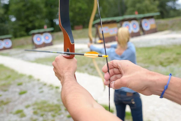 Pessoas em uma competição de tiro com arco — Fotografia de Stock