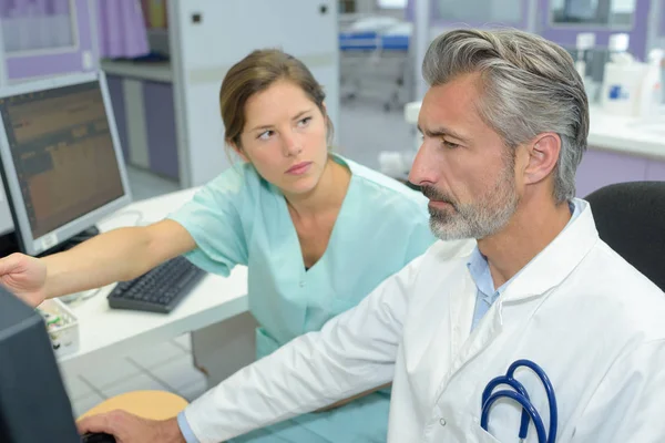 Patientennotizen auf der Krankenstation lesen — Stockfoto