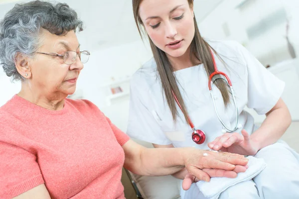 Genç doktor hasta yakın olmak — Stok fotoğraf