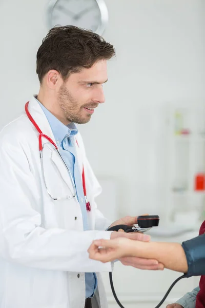 Bloed manometer en patiënt — Stockfoto