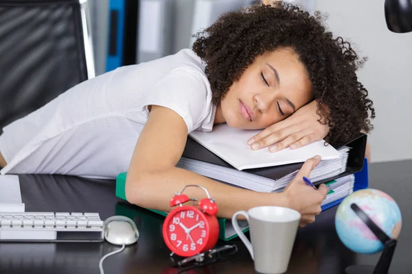 Cansado menina bonita dormindo na mesa — Fotografia de Stock