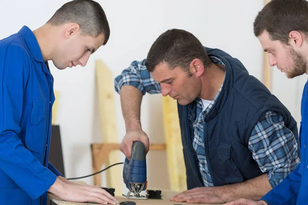 Çıraklar ile eğitim döneminde marangoz — Stok fotoğraf