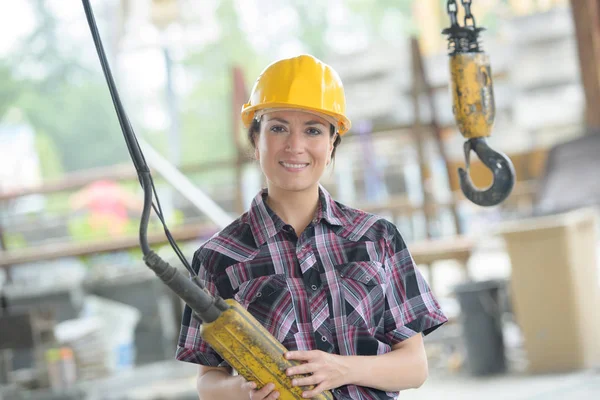 Werknemer vrouw in de fabriek — Stockfoto