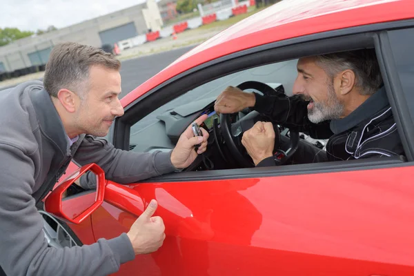 The race driver and the mechanic — Stock Photo, Image