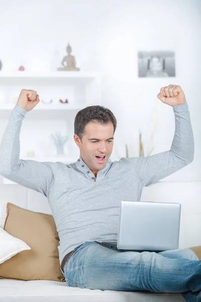 Celebrando o sucesso e o homem — Fotografia de Stock