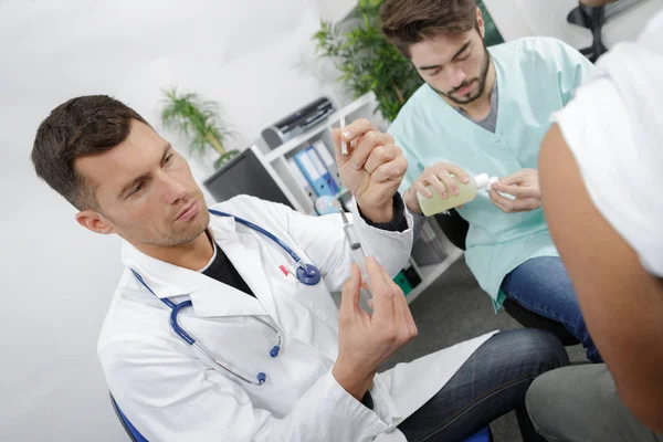 Arzt und Krankenschwester mit Spritze bereitet sich auf Spritze vor — Stockfoto