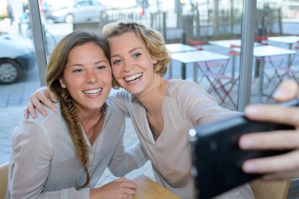 İki kadın selfie ile cep telefonu alarak — Stok fotoğraf