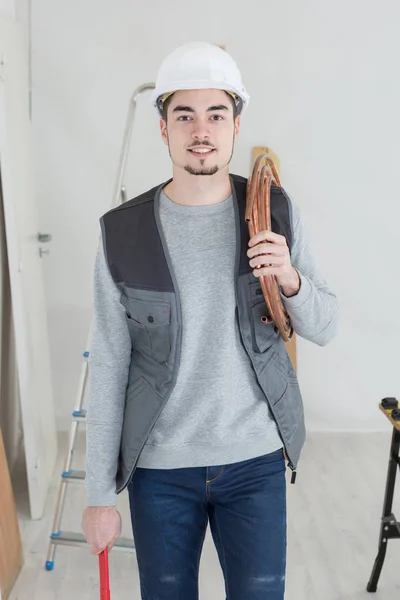 Portrait d'un homme portant un tuyau en cuivre — Photo