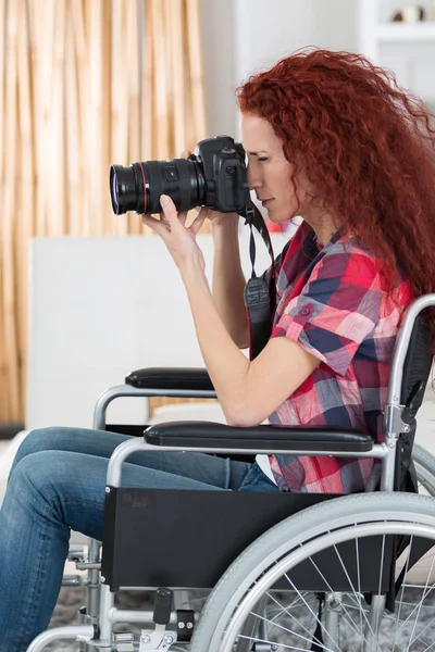 Женщина-инвалид фотографирует на камеру dslr — стоковое фото