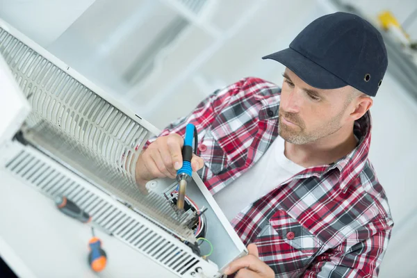 Technicus soldeer computer behuizing — Stockfoto