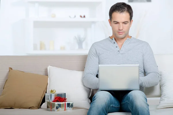 Uomo e laptop e computer — Foto Stock