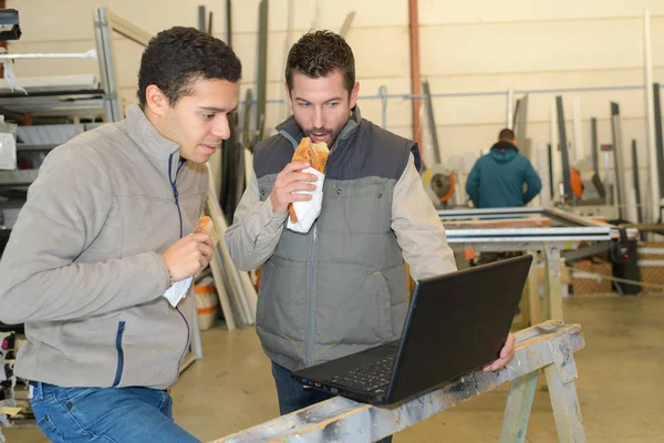 Modernes Baugewerbe und Arbeiter — Stockfoto