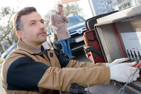 Pannen-Mann beim Anschließen von Kabeln — Stockfoto