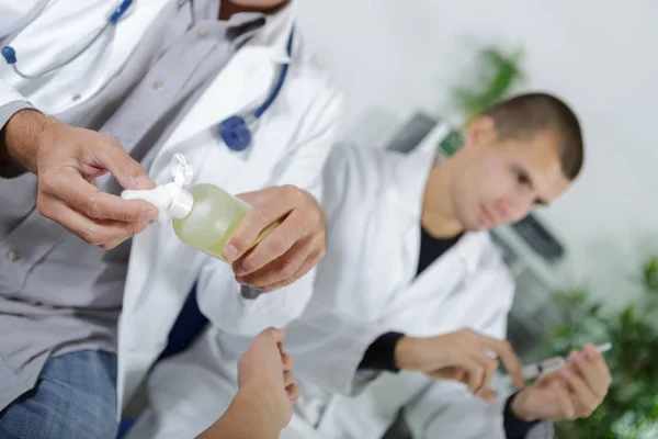 Applying alcohol to the patient — Stock Photo, Image