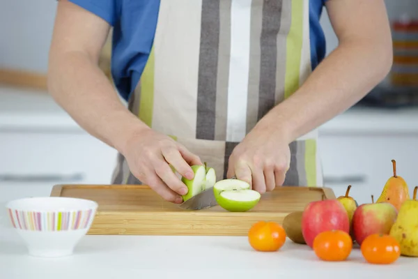 Äpfel auf weißem Teller auf Holztisch geschnitten — Stockfoto