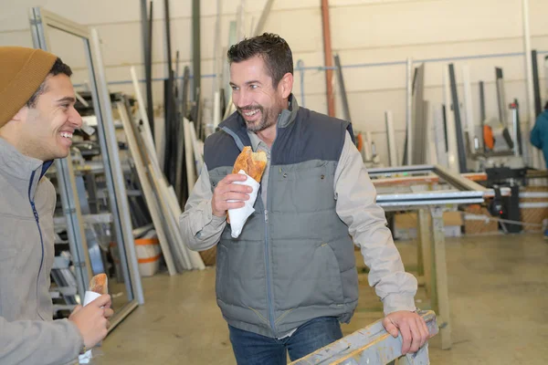 Trabajadores de almacén almorzando — Foto de Stock