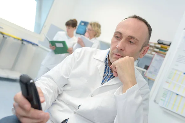 Männliche Arztnachricht in der Pause — Stockfoto