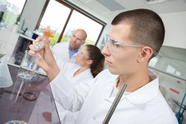 Jóvenes investigadores en investigación científica en laboratorio — Foto de Stock