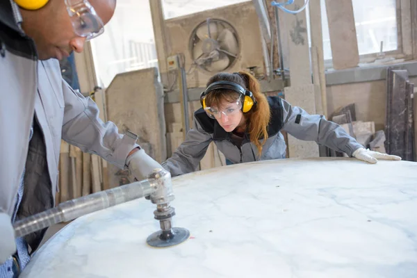 Ouvriers travaillant avec du verre pour fenêtres à l'atelier — Photo