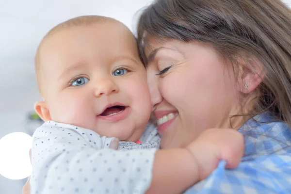 Счастливая молодая мама с ребенком — стоковое фото