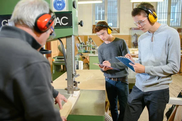 Jonge mannelijke ingenieurs in fabriek met behulp van de freesmachine — Stockfoto