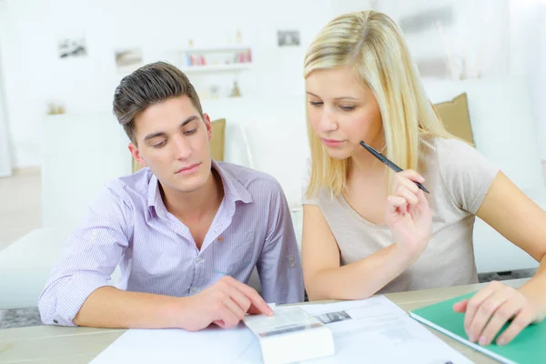 Couple checking their financial situation — Stock Photo, Image