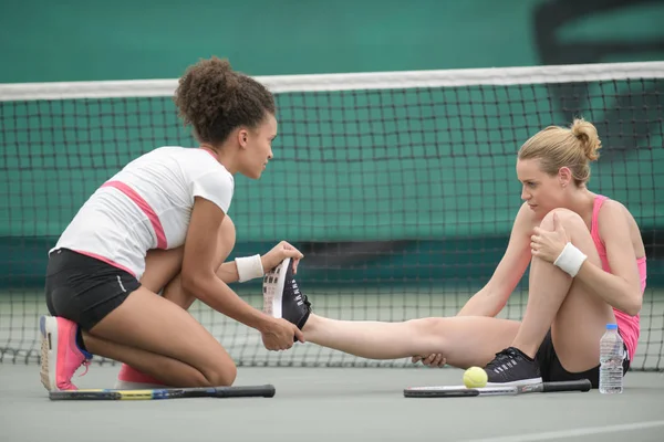 Tenis oynarken yaralanma — Stok fotoğraf