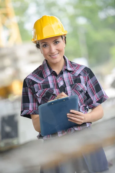 Construtor do sexo feminino com uma área de transferência — Fotografia de Stock