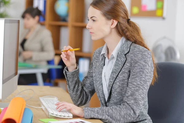 Agentschap werknemer browsen van de computer — Stockfoto