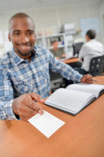 Ofreciéndole su tarjeta de visita — Foto de Stock