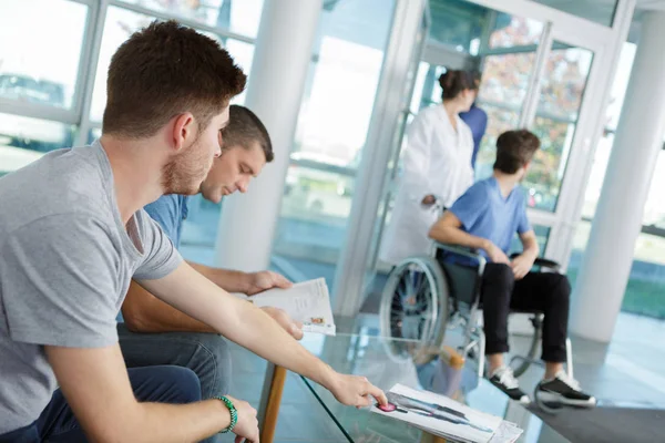 Patiënten in de wachtkamer van de artsen — Stockfoto