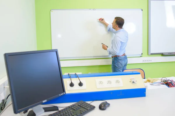 Man schrijven op het whiteboard — Stockfoto