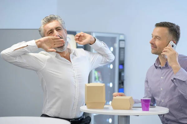 Hombre de negocios cansado en el descanso de café — Foto de Stock